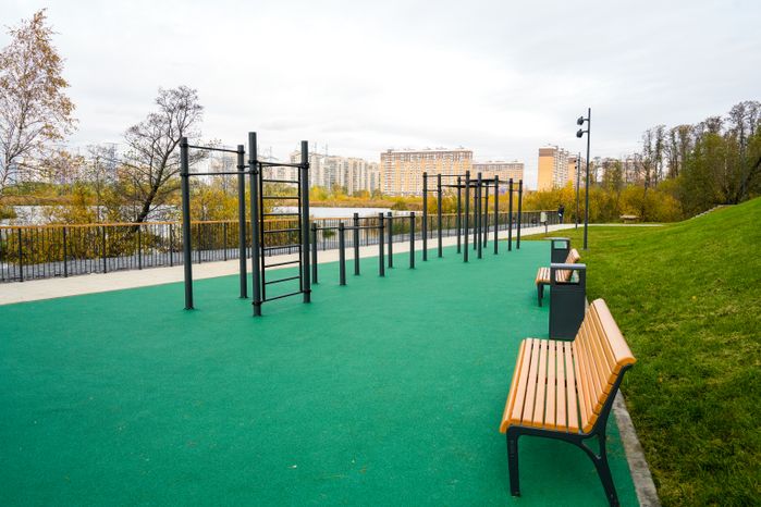 В Люберцах благоустроили парк "Дружба" с пешеходным мостом через озеро Черное