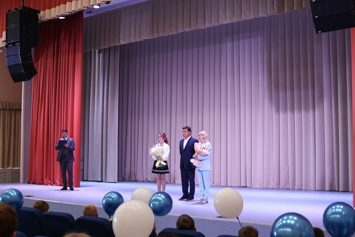 Андрей Воробьев посетил торжественную линейку в новой зарайской школе