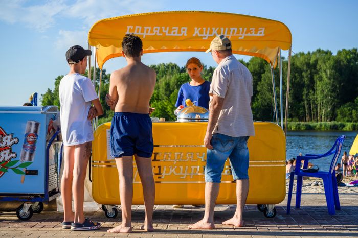 Городской пляж Солнечногорска на берегу озера Сенеж