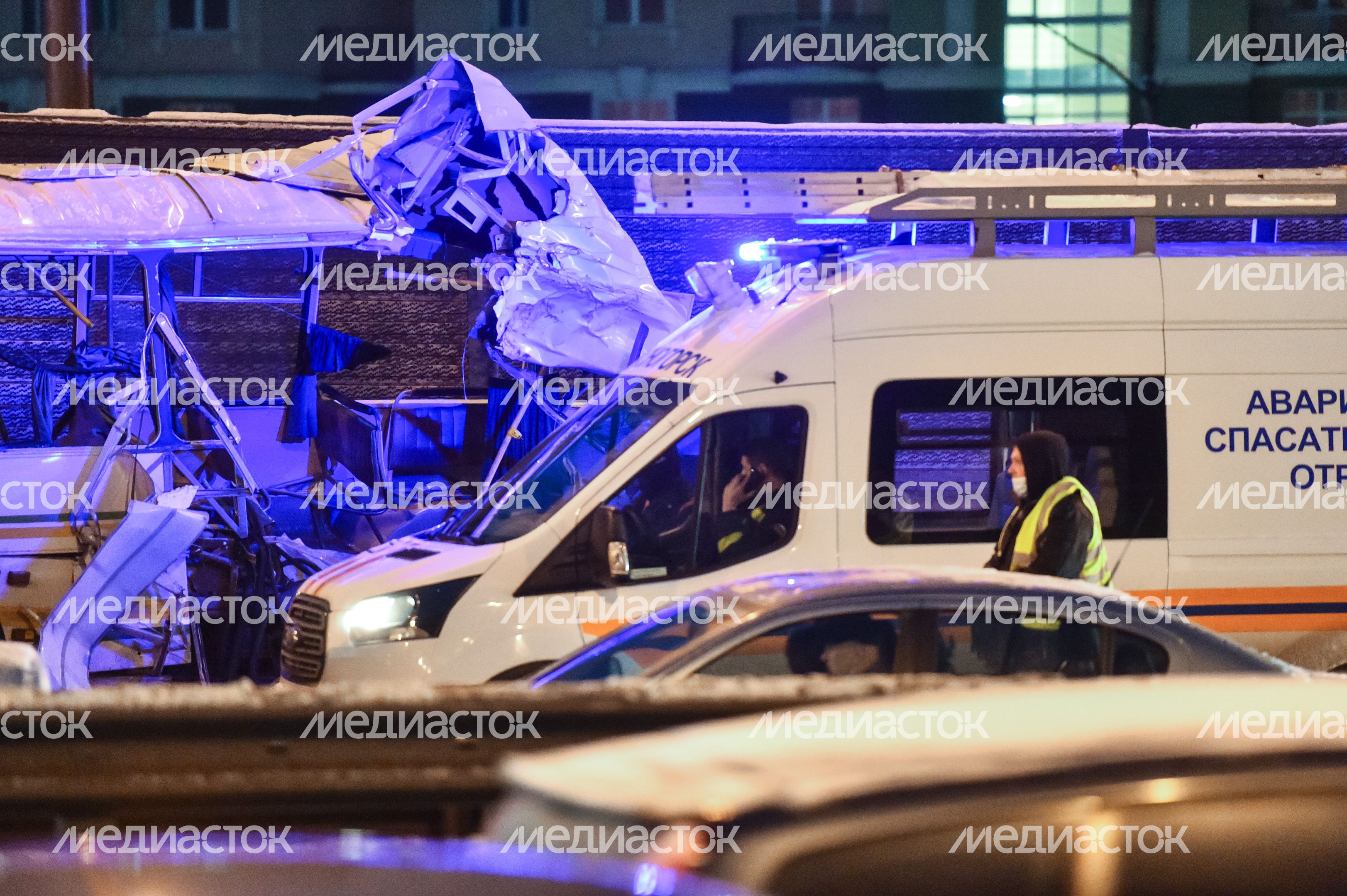 Кадры с места столкновения четырех автобусов и грузовика на Новорижском шоссе в Московской области