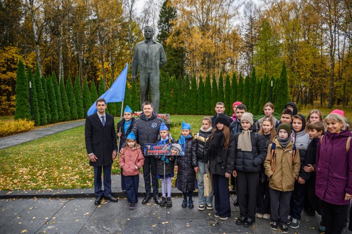 Космонавты Олег Кононенко и Николай Чуб с группой школьников