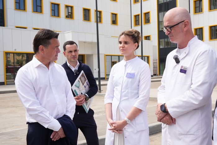 Андрей Воробьев проверил ход строительства новой поликлиники в Королеве