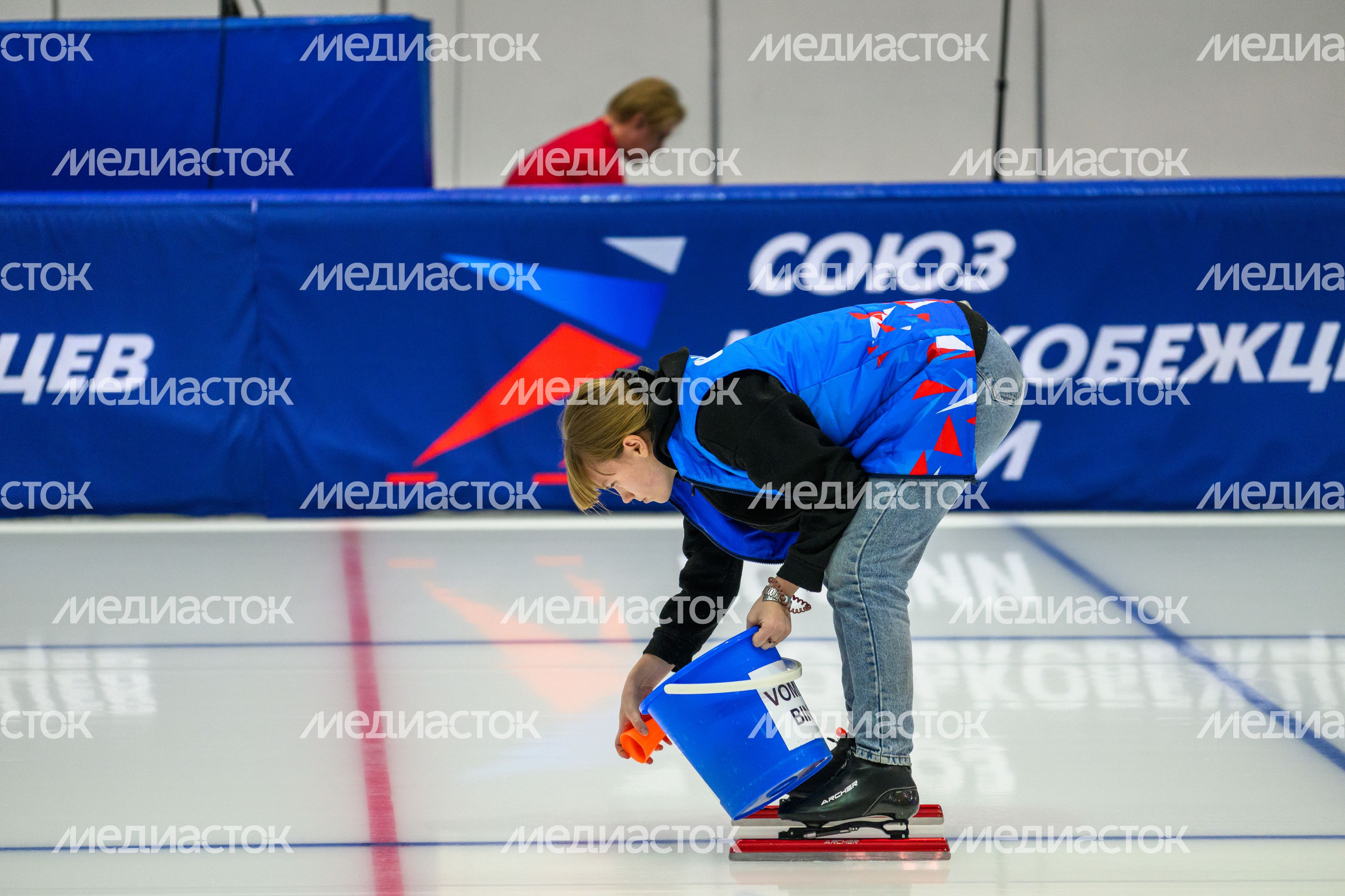 Заливка льда для Чемпионата России 2025 по конькобежному спорту в Коломне Заливка льда для Чемпионата России 2025 по конькобежному спорту в Коломне
