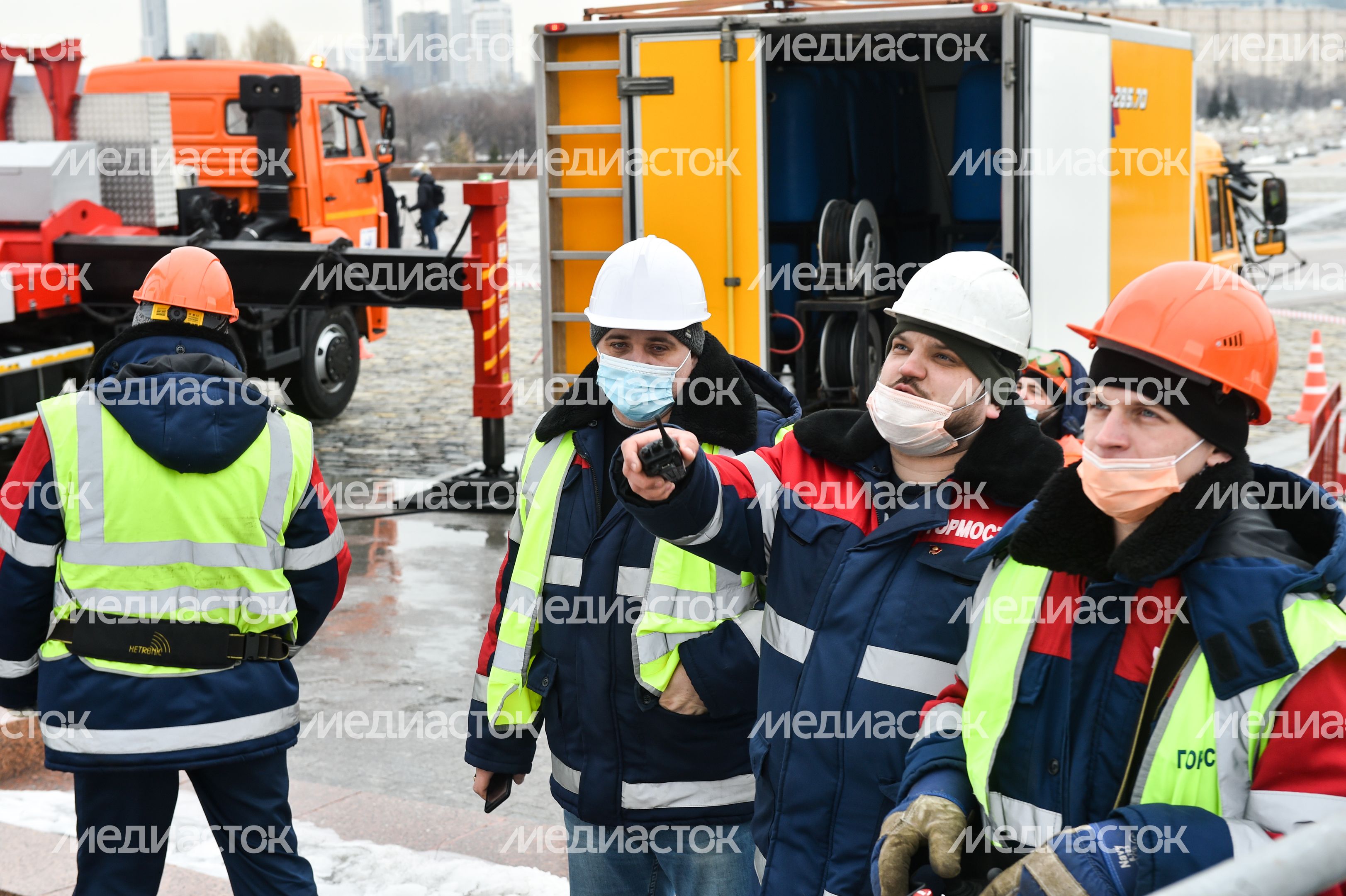 Промывка после зимы Монумента Победы на Поклонной горе в Москве Промывка после зимы Монумента Победы на Поклонной горе в Москве