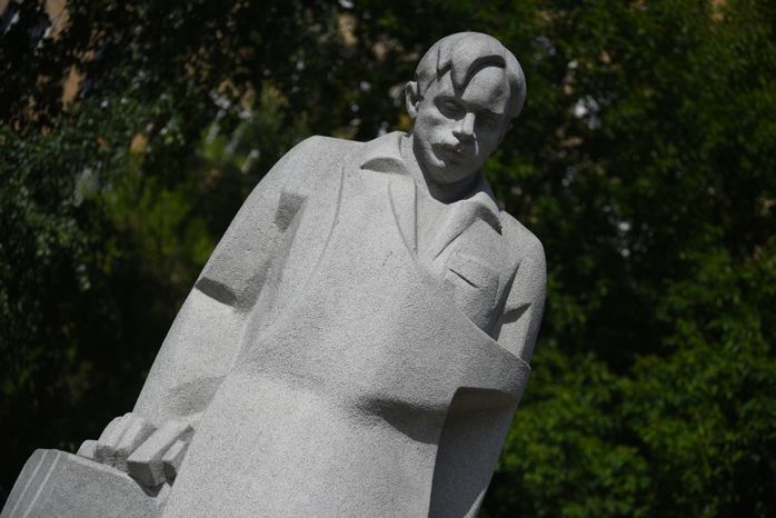 Памятник рабочему-строителю Пацаеву в Долгопрудном