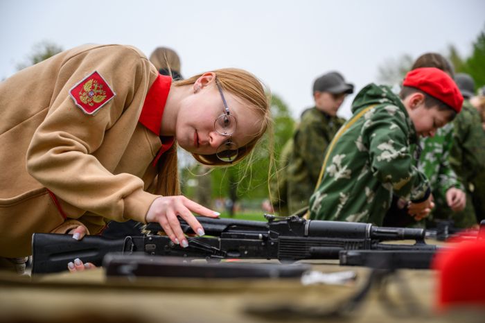 Военно-патриотическая игра «Юнармия, вперед!», посвященная Дню Победы, в Горках Ленинских