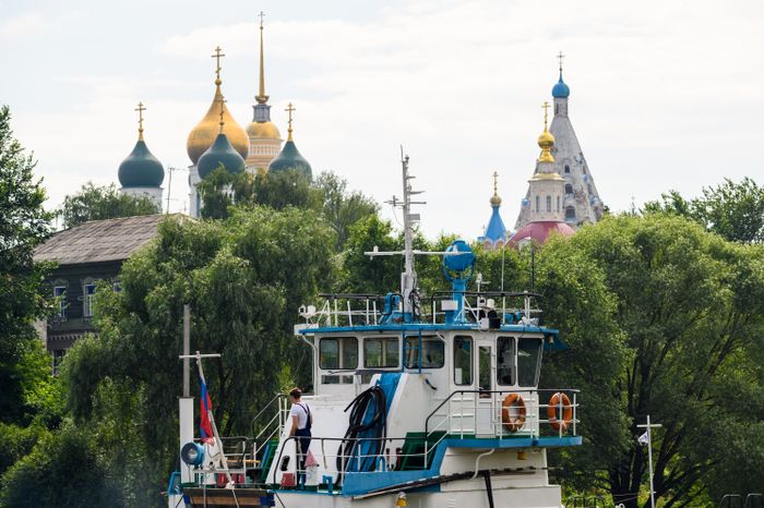 Буксир проходит по Москве-реке после раздвижения наплавного Бобреневского моста в Коломне