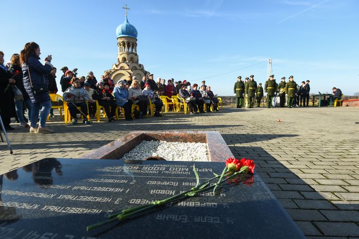 Открытие после реставрации воинского мемориала в деревне Ельня в Подмосковье