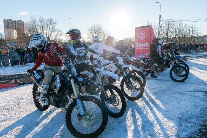 Зимний фристайл-мотокросс от команды FMX13 в Одинцово