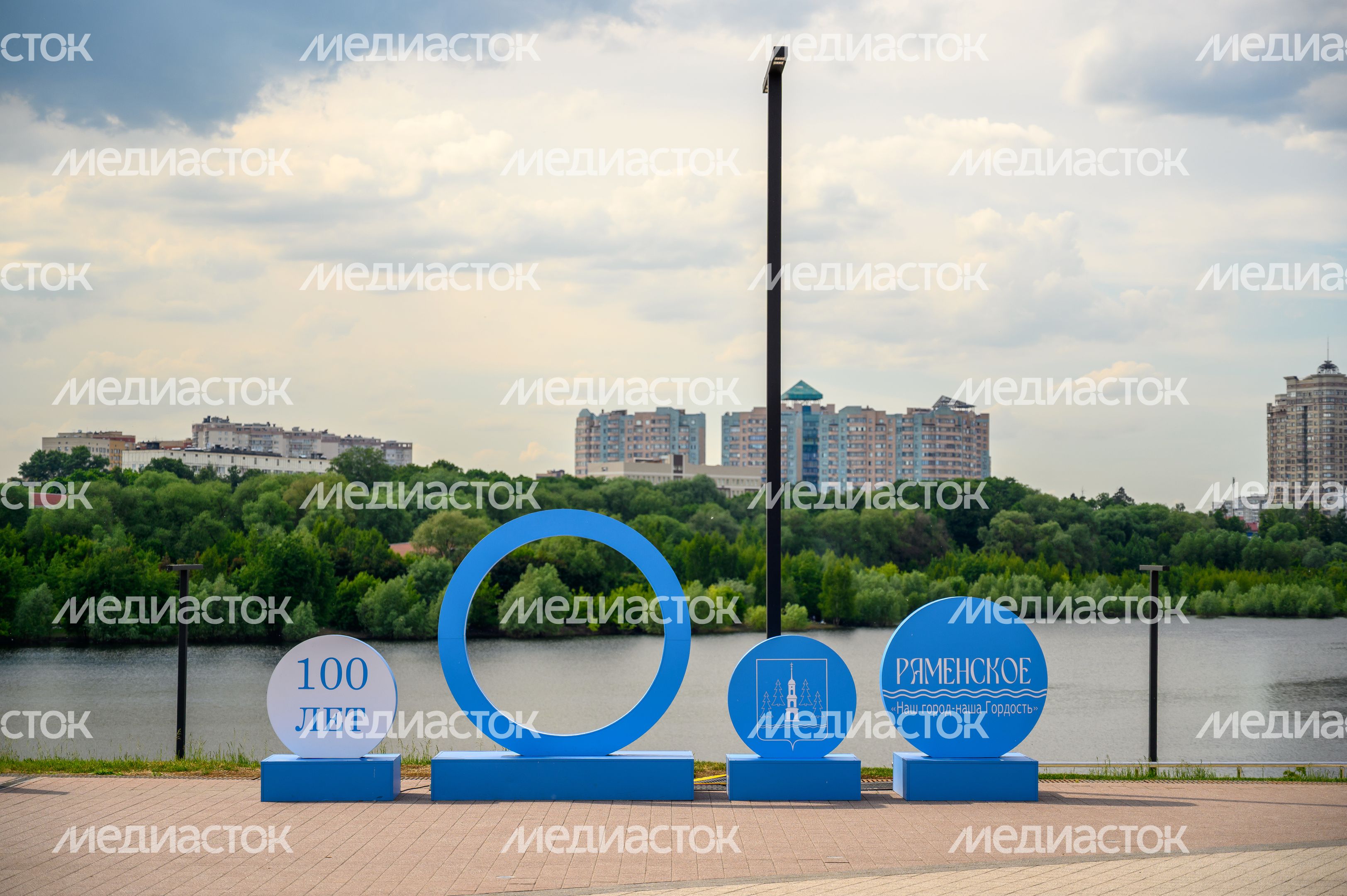Набережная Борисоглебского озера в Раменском городском парке культуры и отдыха летом Набережная Борисоглебского озера в Раменском городском парке культуры и отдыха летом