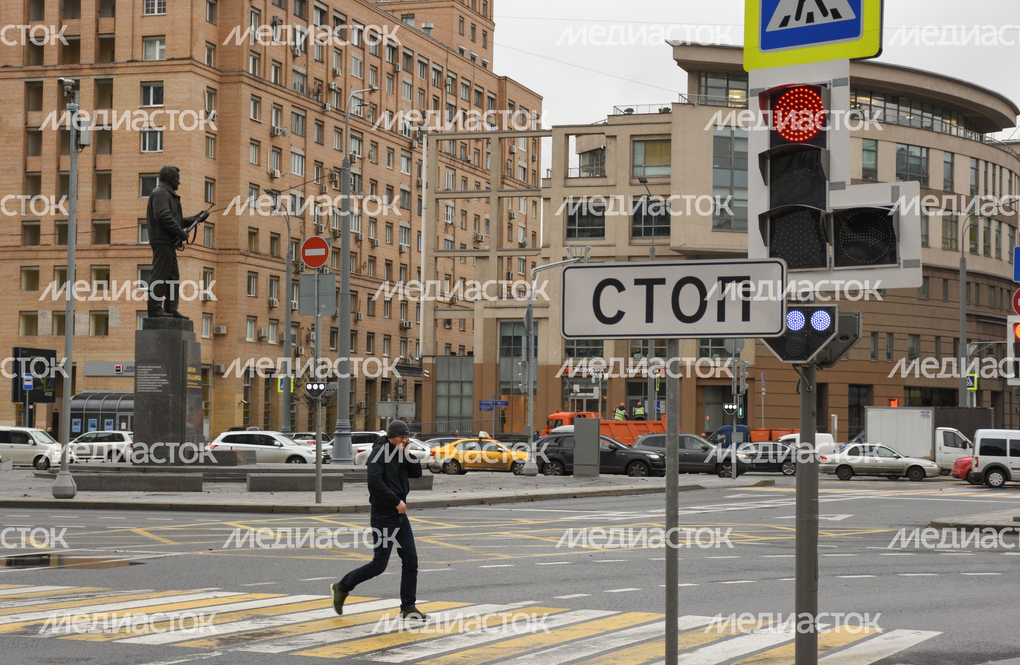 Повседневная жизнь города в Москве осенью