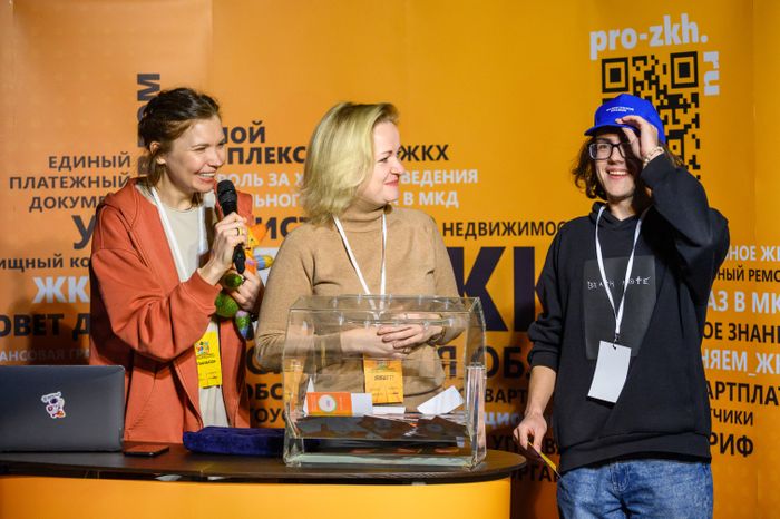 Член Координационного совета Ассоциации председателей советов МКД Московской области Юлия Белехова вручила награды