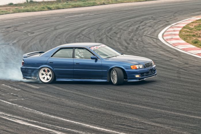 Гонка автомобилей на дрифт-фестивале скорости и драйва Drift Expo Track Mode 2025