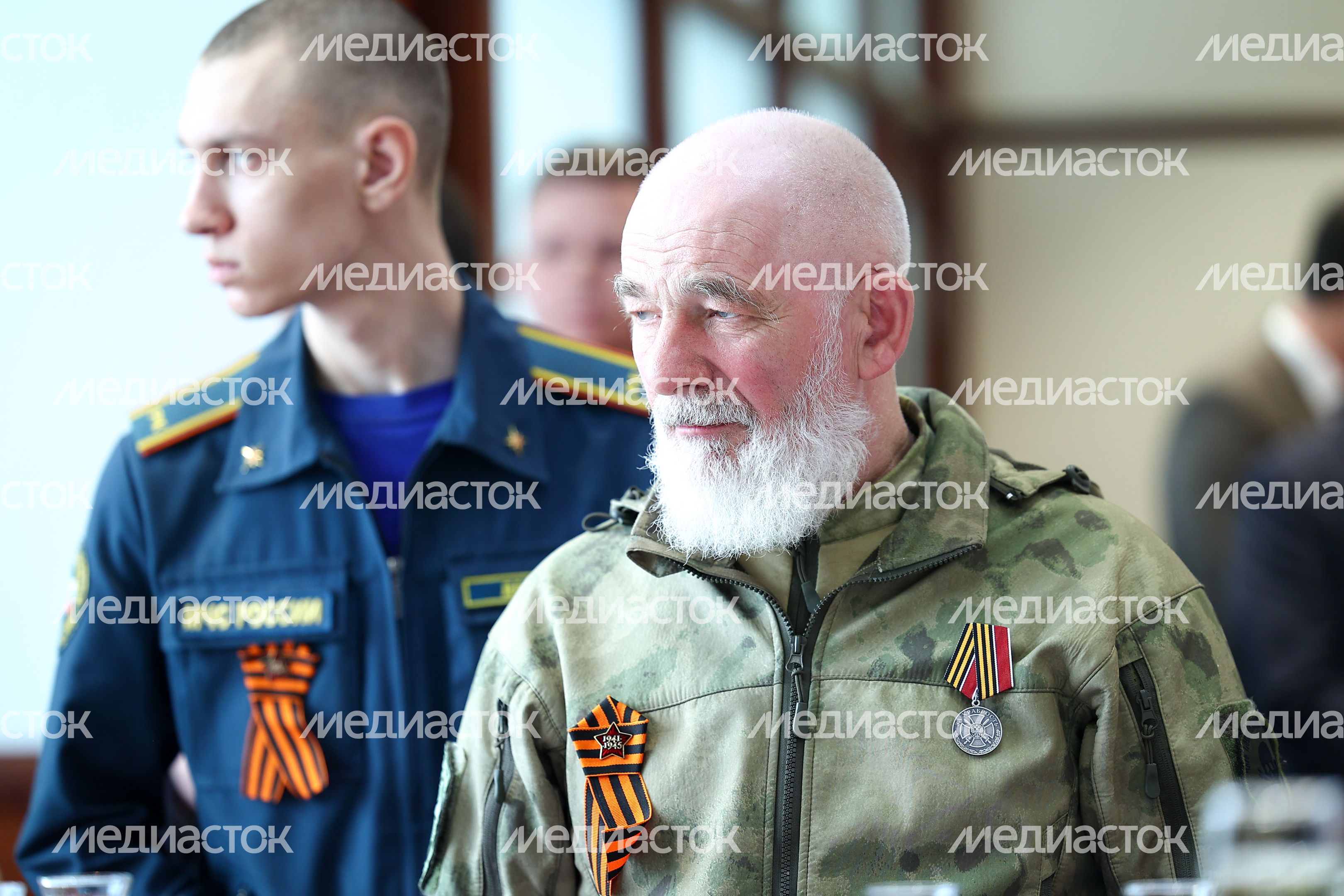 Губернатор вручил государственные награды добровольцам отряда БАРС