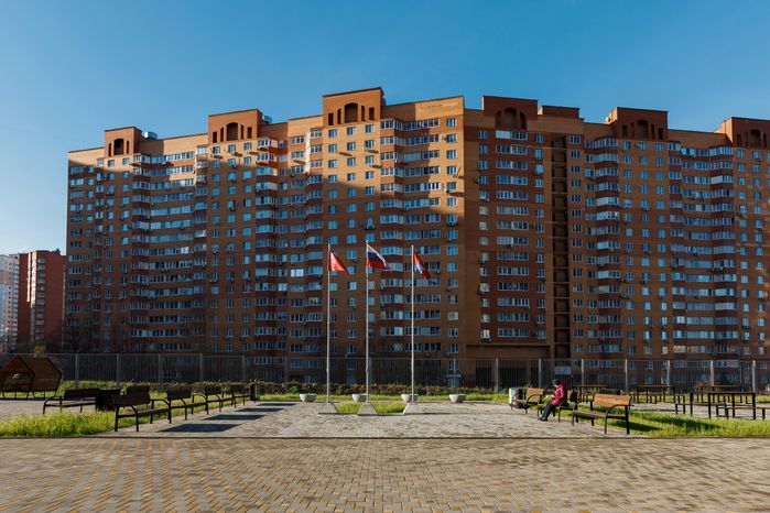 Зона отдыха у нового корпуса средней школы №11 в мкр. Центральный Долгопрудного