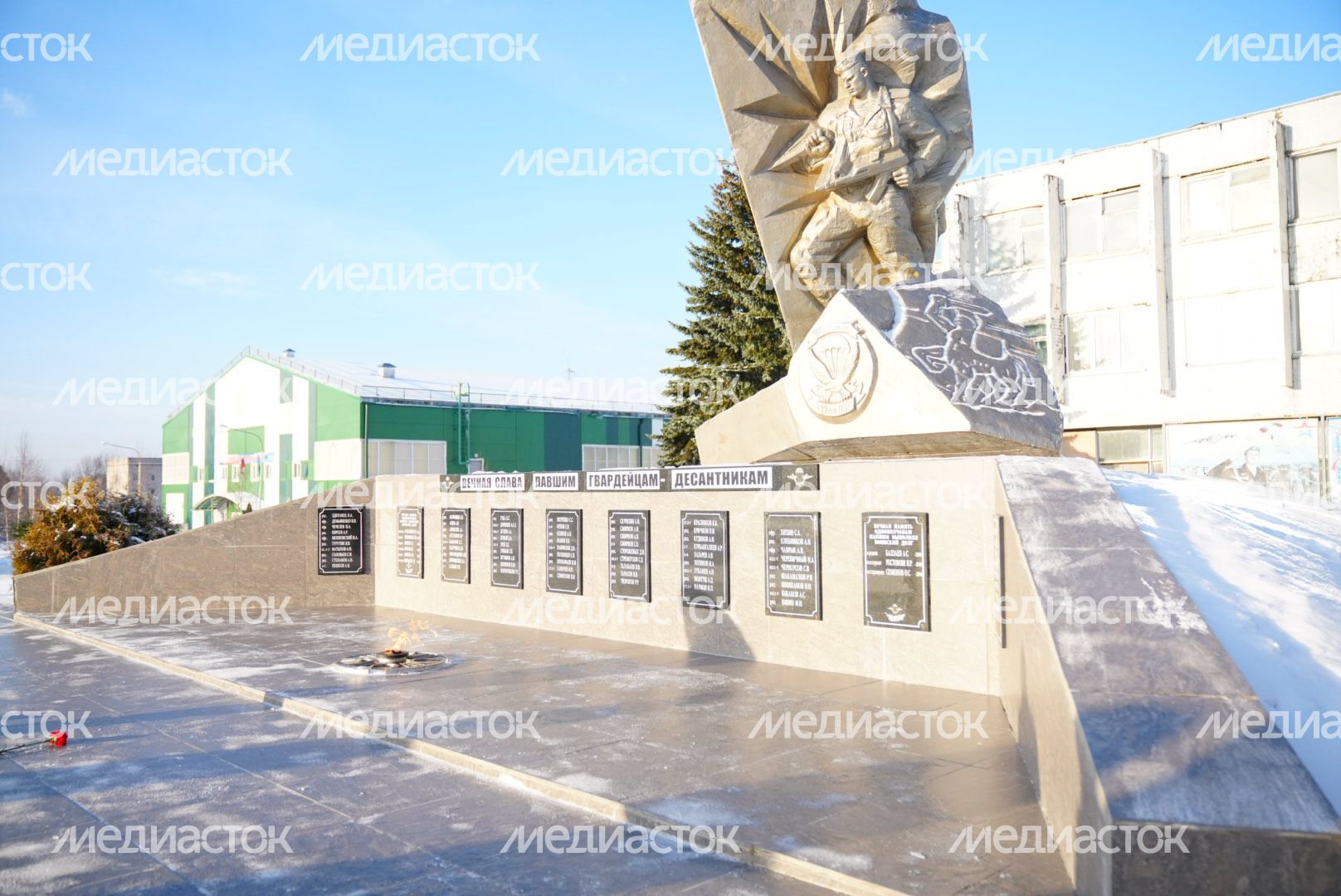 Возложение цветов к мемориалу погибших десантников Губернатором Подмосковья