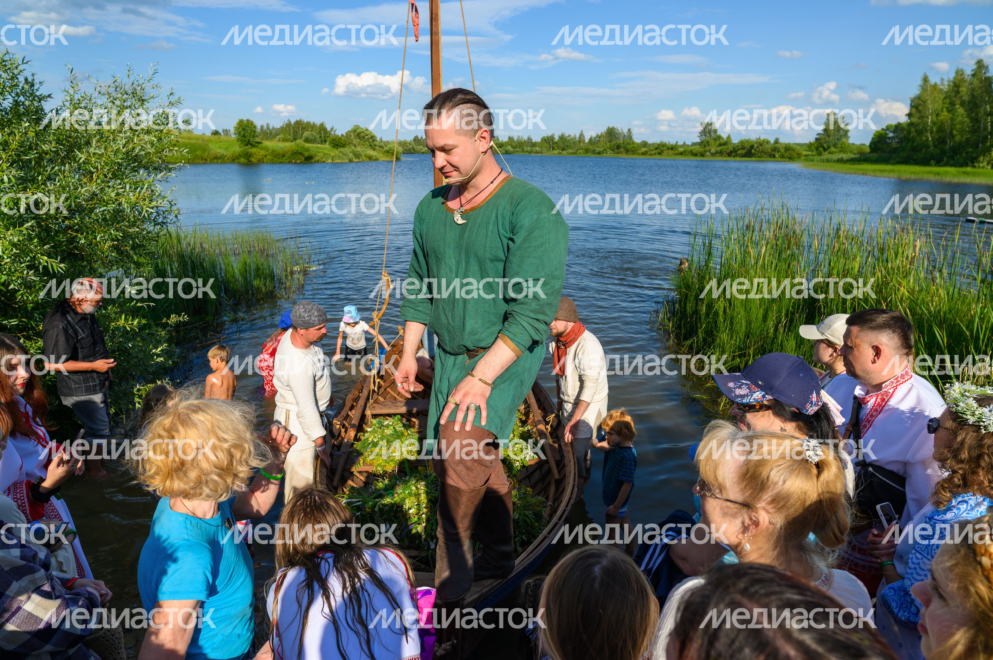 Лодка на Завальевском пруду во время проведения фестиваля «Иван Купала 2025» в Кашире Лодка на Завальевском пруду во время проведения фестиваля «Иван Купала 2025» в Кашире