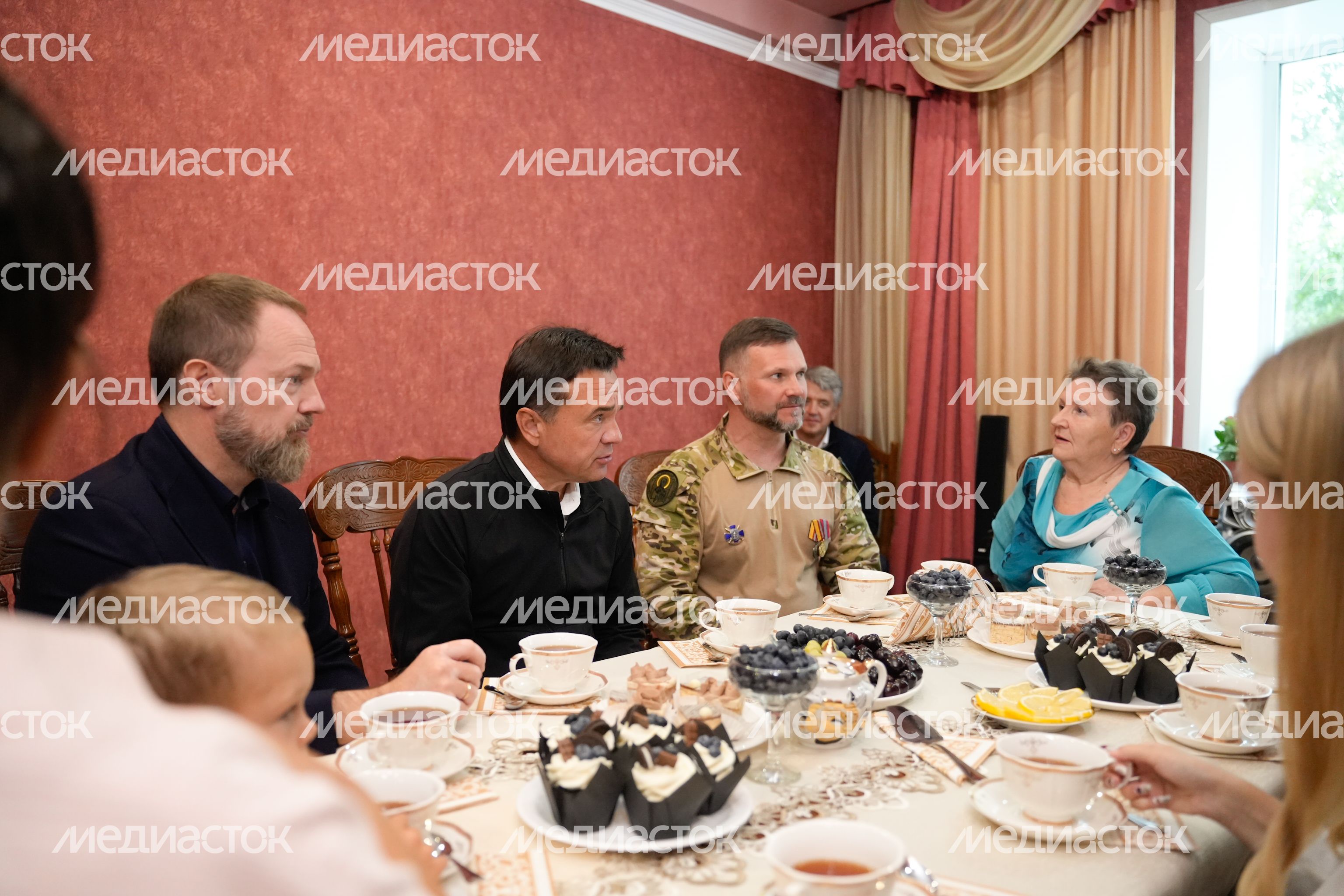 Андрей Воробьев навестил ветерана СВО Дениса Лелькова и вручил ему медаль "За храбрость" II степени