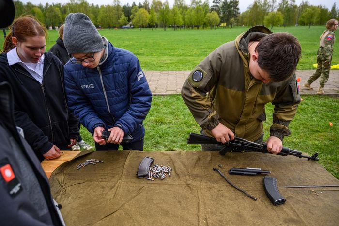 Военно-патриотическая игра «Юнармия, вперед!», посвященная Дню Победы, в Горках Ленинских