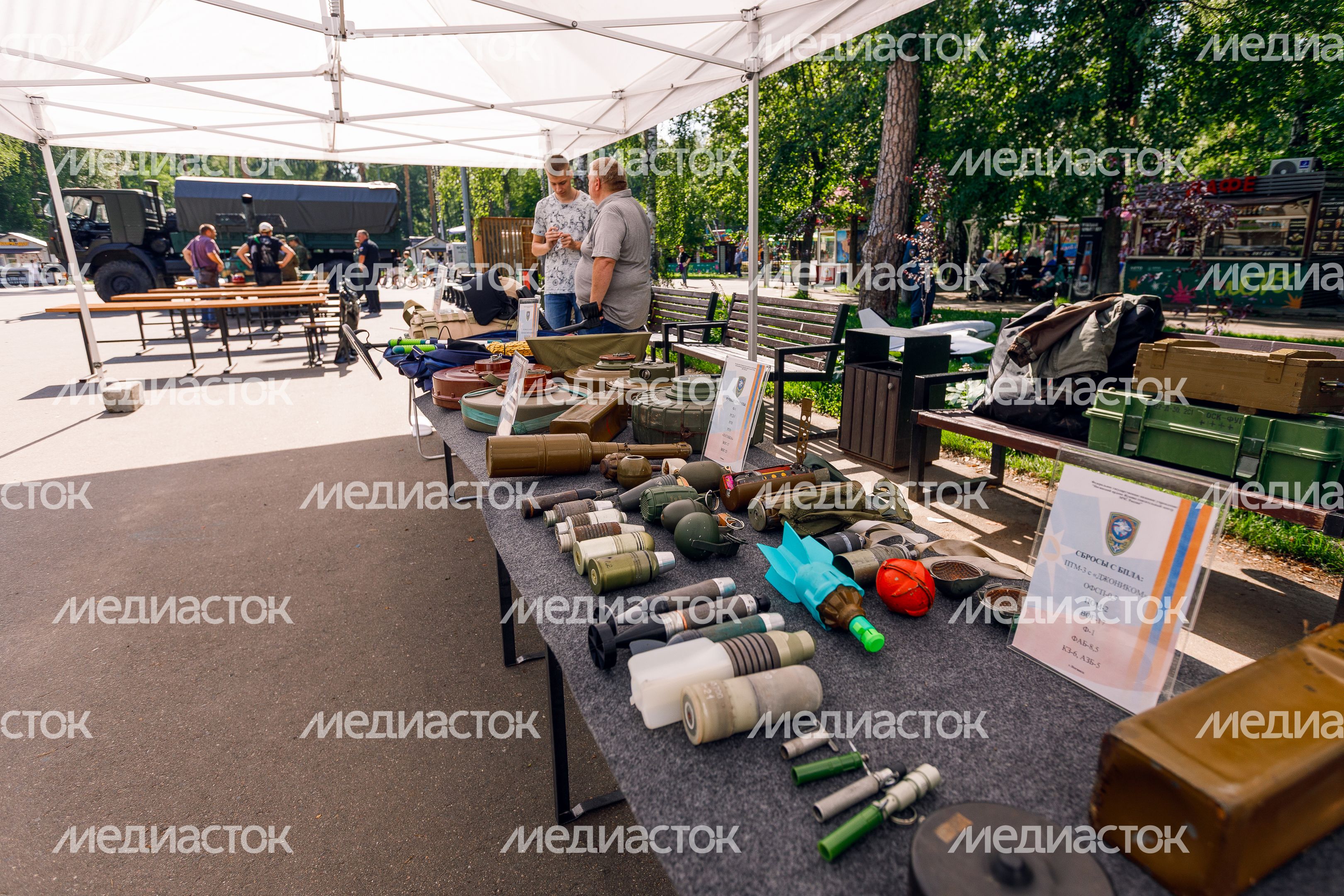 Выставка оружия на патриотическом фестивале «Гордость поколений» в Ногинске Богородского округа Выставка оружия на патриотическом фестивале «Гордость поколений» в Ногинске Богородского округа