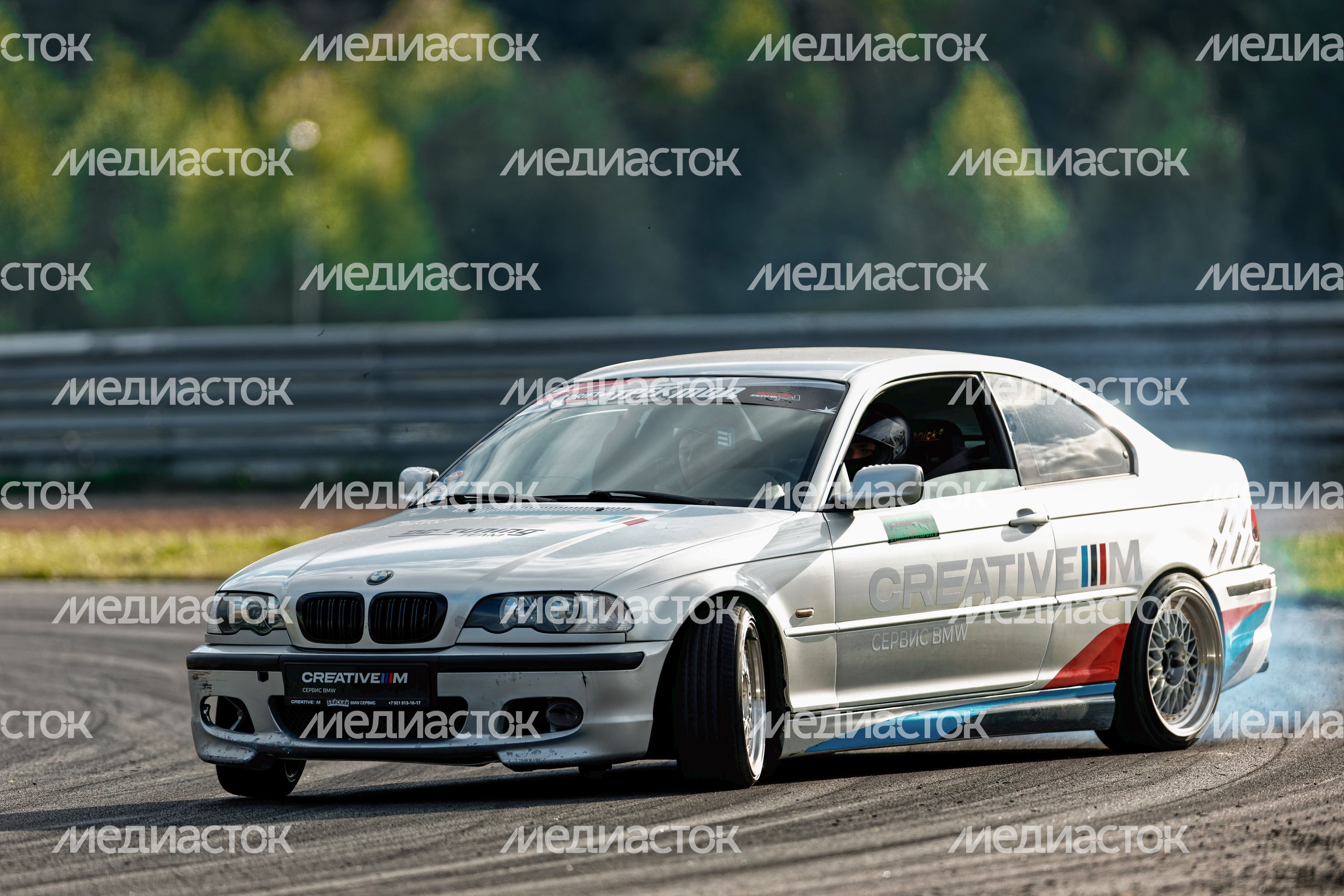 Дрифт-гонка автомобилей по автодрому Moscow Raceway на фестивале «Дрифт Экспо» в Волоколамске