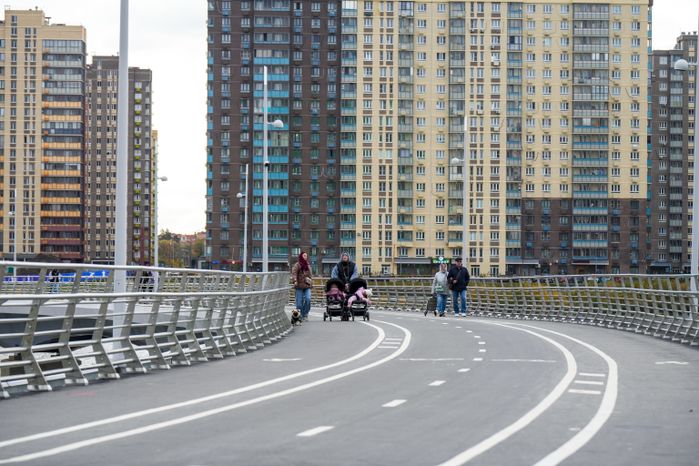 В Люберцах благоустроили парк "Дружба" с пешеходным мостом через озеро Черное