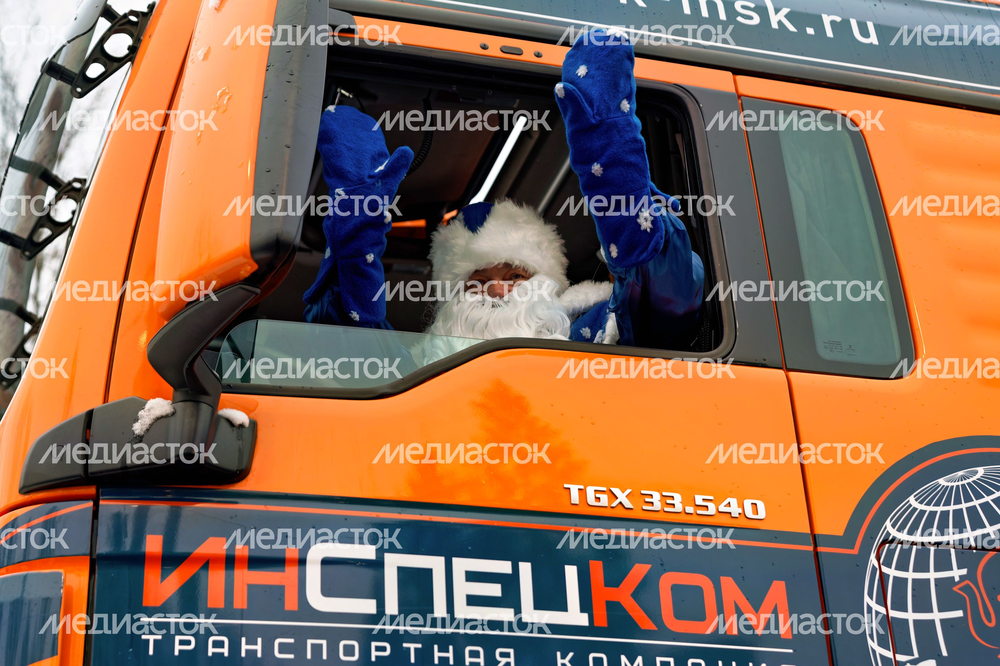 Автопоезд Деда Мороза везет в Москву главную елку страны Автопоезд Деда Мороза везет в Москву главную елку страны