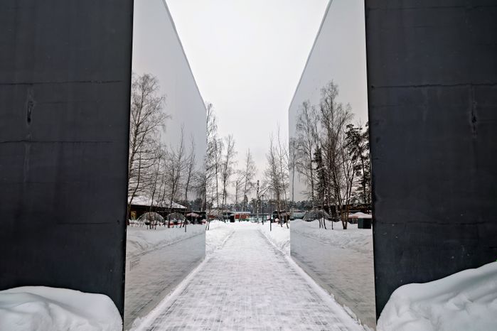 Зеркальные ворота в парк Малевича Одинцовского округа зимой