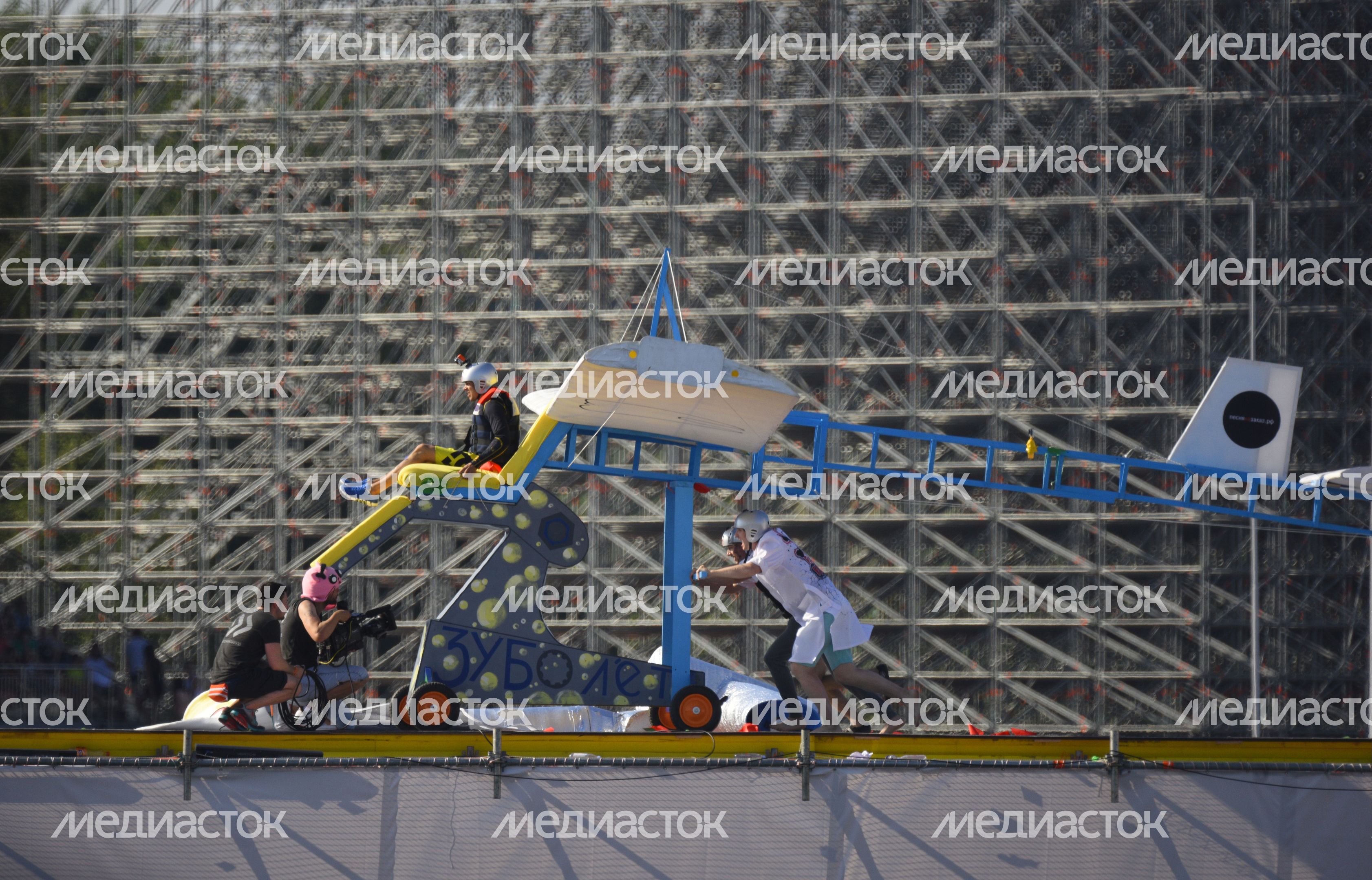 Фестиваль самодельных летательных аппаратов Red Bull Flugtag 2015