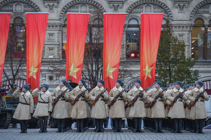 Торжественный марш в честь парада 1941 года на Красной площади в Москве