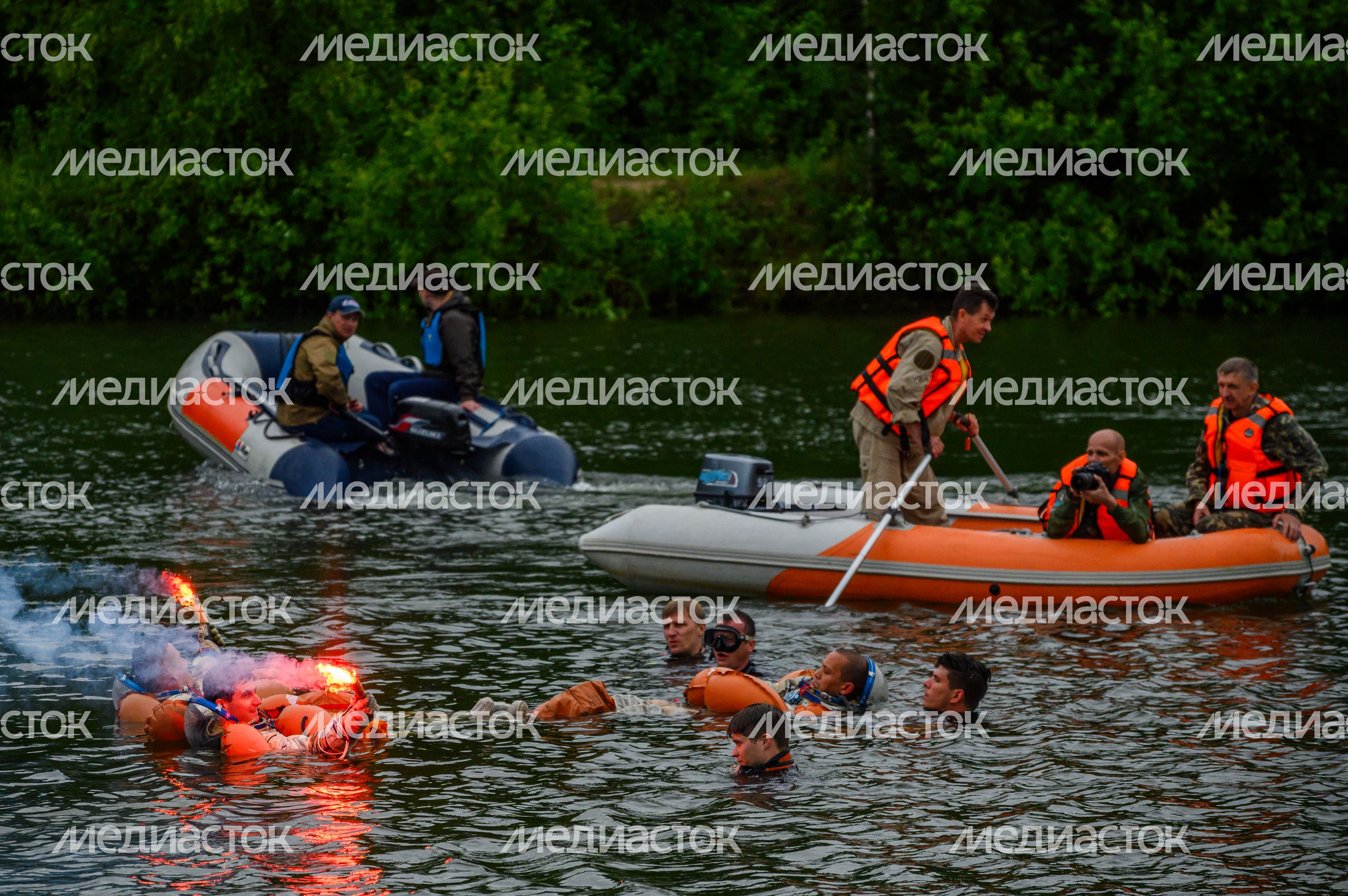 Тренировка космонавтов по действиям после посадки на воду в Ногинске
