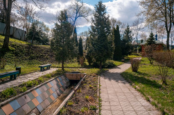 Весенние виды храма Рождества Христова в селе Беседы