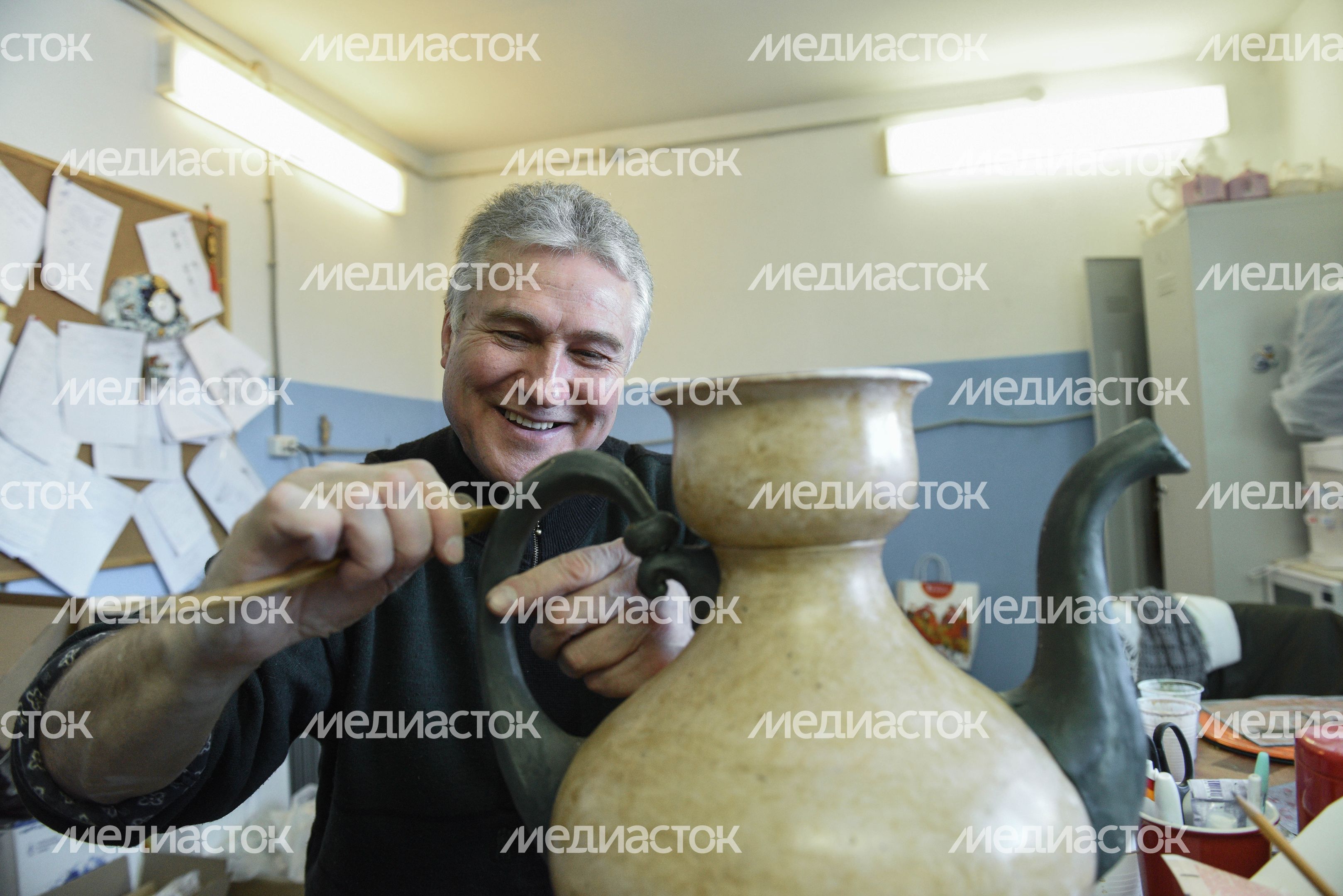 Главный художник Гжельского фарфорового завода: «Мы возродили цветную гжель»