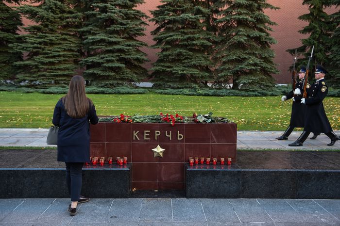 Возложение цветов к мемориалу города Керчь в Москве
