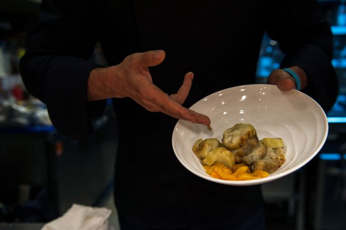 Приготовление салата с кальмарами и овощами на гриле