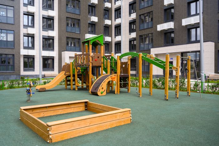 Детская площадка многоквартирного дома для переселенцев из аварийного жилья на улице Кирова в Старой Купавне