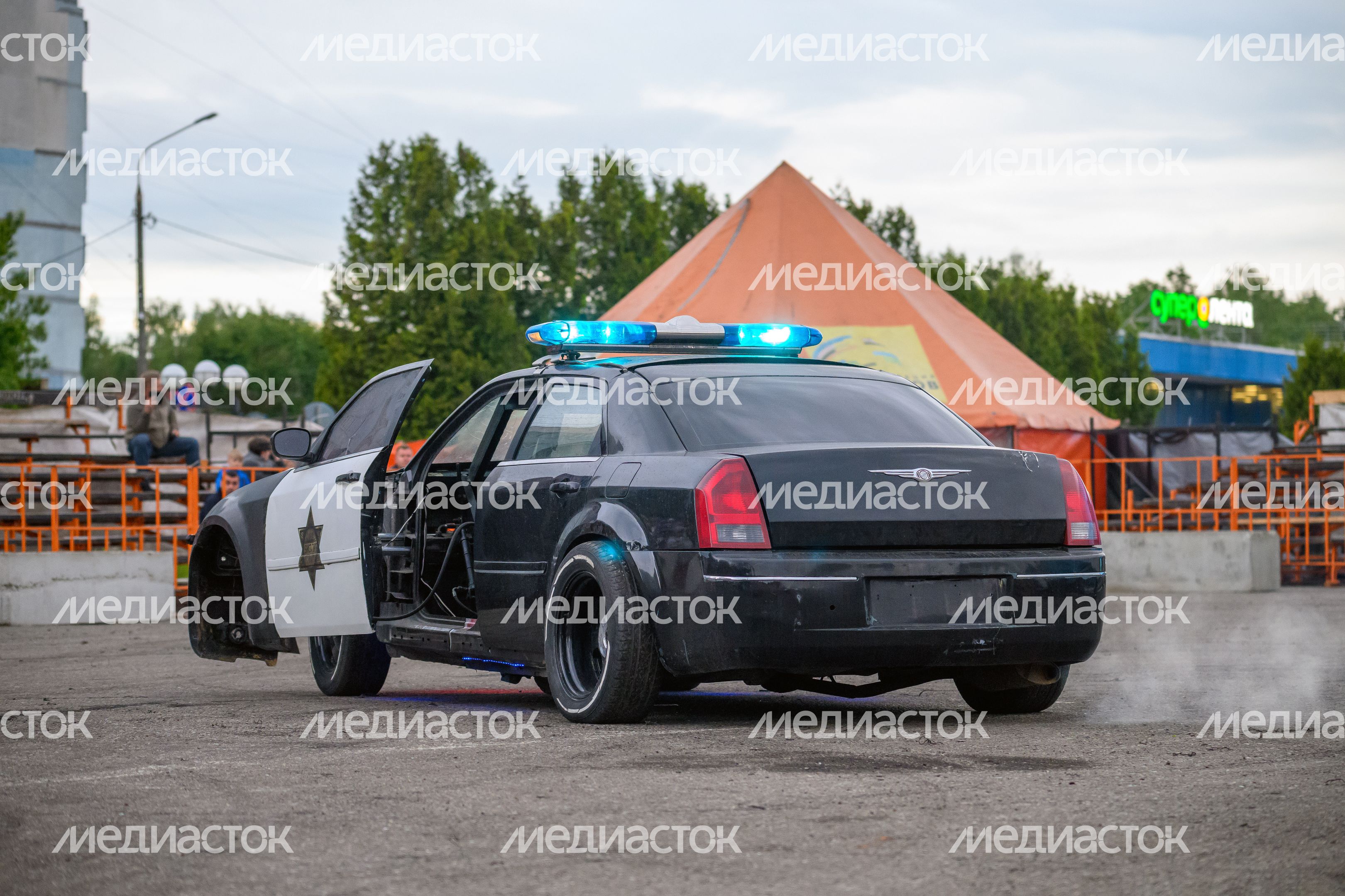 Невероятные трюки на автомобилях на шоу каскадеров в Чехове: робот-трансформер превратился из машины в автобота Невероятные трюки на автомобилях на шоу каскадеров в Чехове: робот-трансформер превратился из машины в автобота