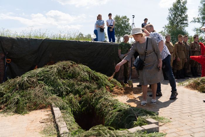 Перезахоронение солдат ВОВ в деревне Ельня