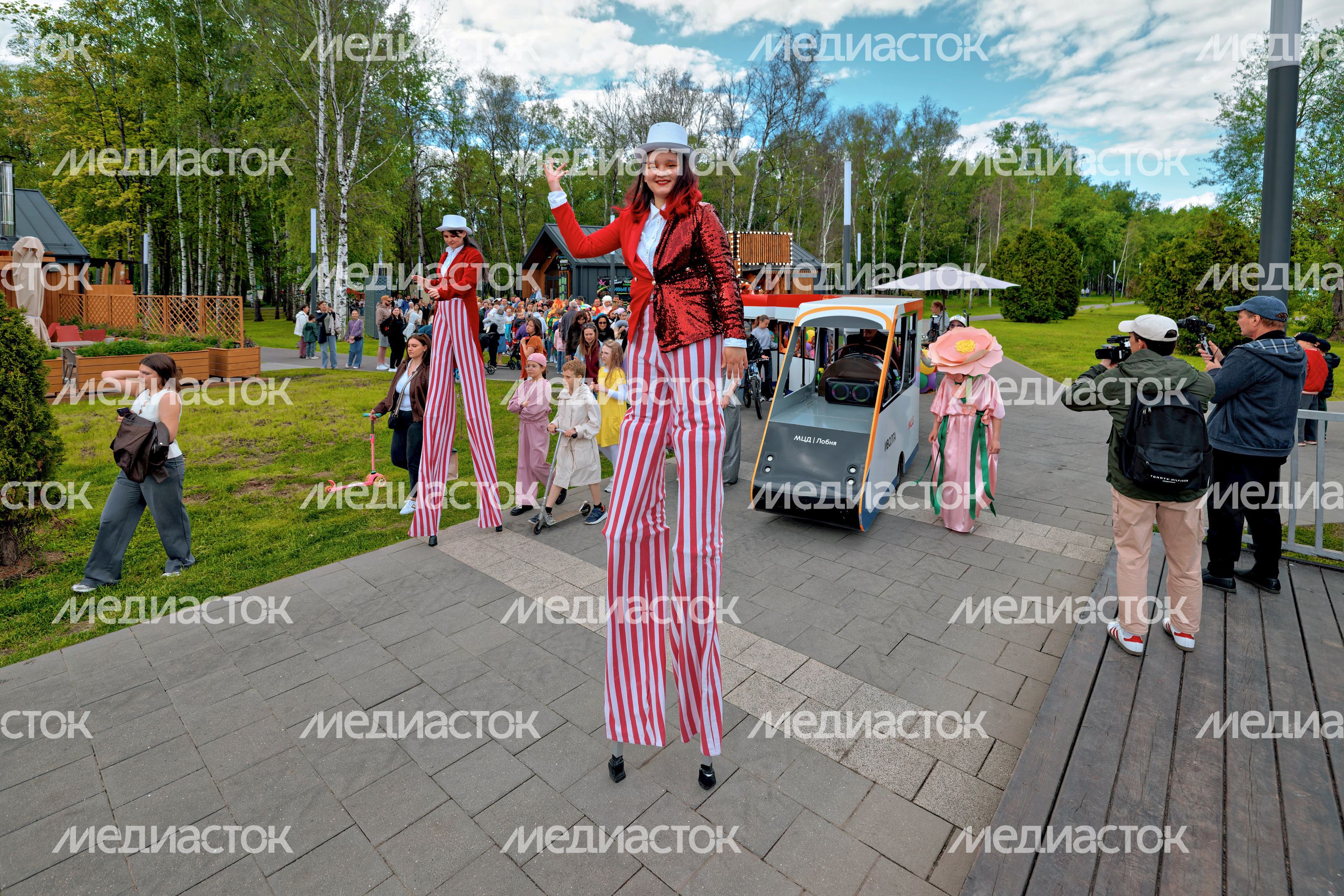 Костюмированное шествие в Центральном парке Лобни на закрытии XXX Театрального фестиваля «Русская классика»