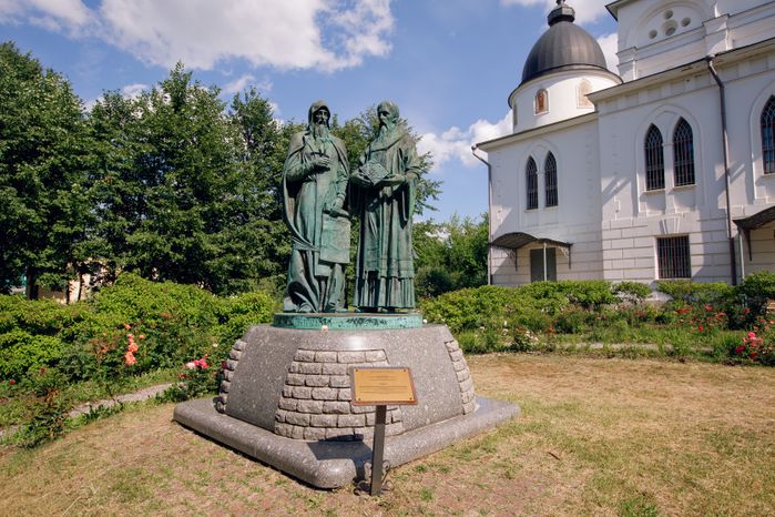 Дмитров. Памятник святым Кириллу и Мефодию