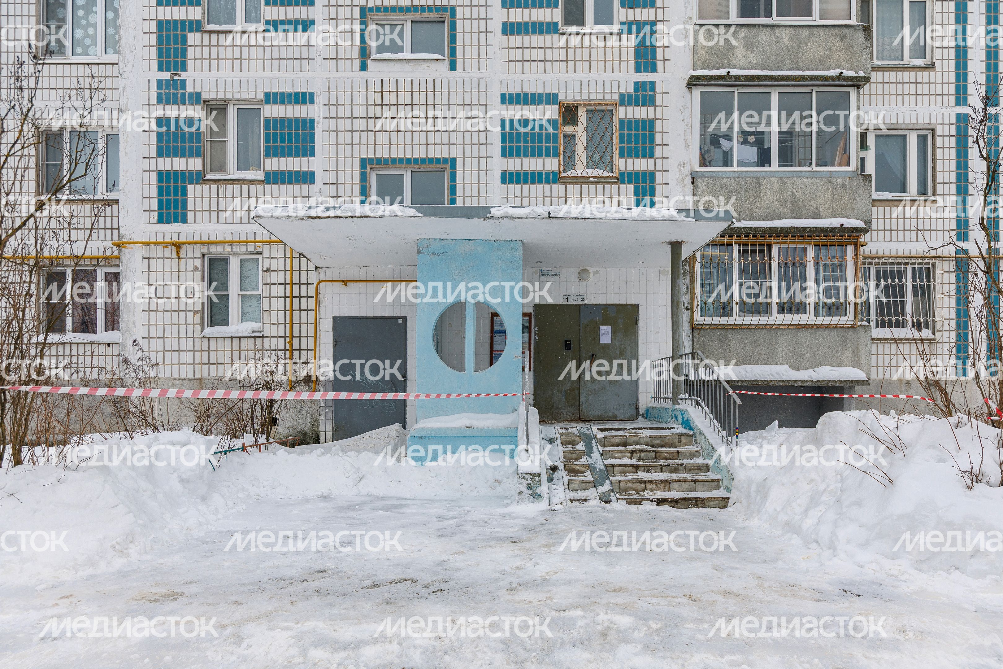 Очистка крыши многоквартирного дома на улице Чайковского в Лобне от сосулек
