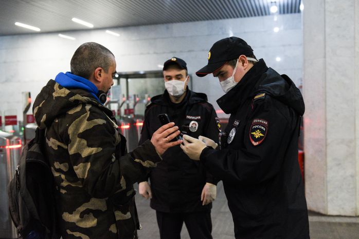 Проверка электронных пропусков в московском метро
