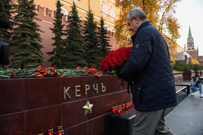 Возложение цветов к мемориалу города Керчь в Москве