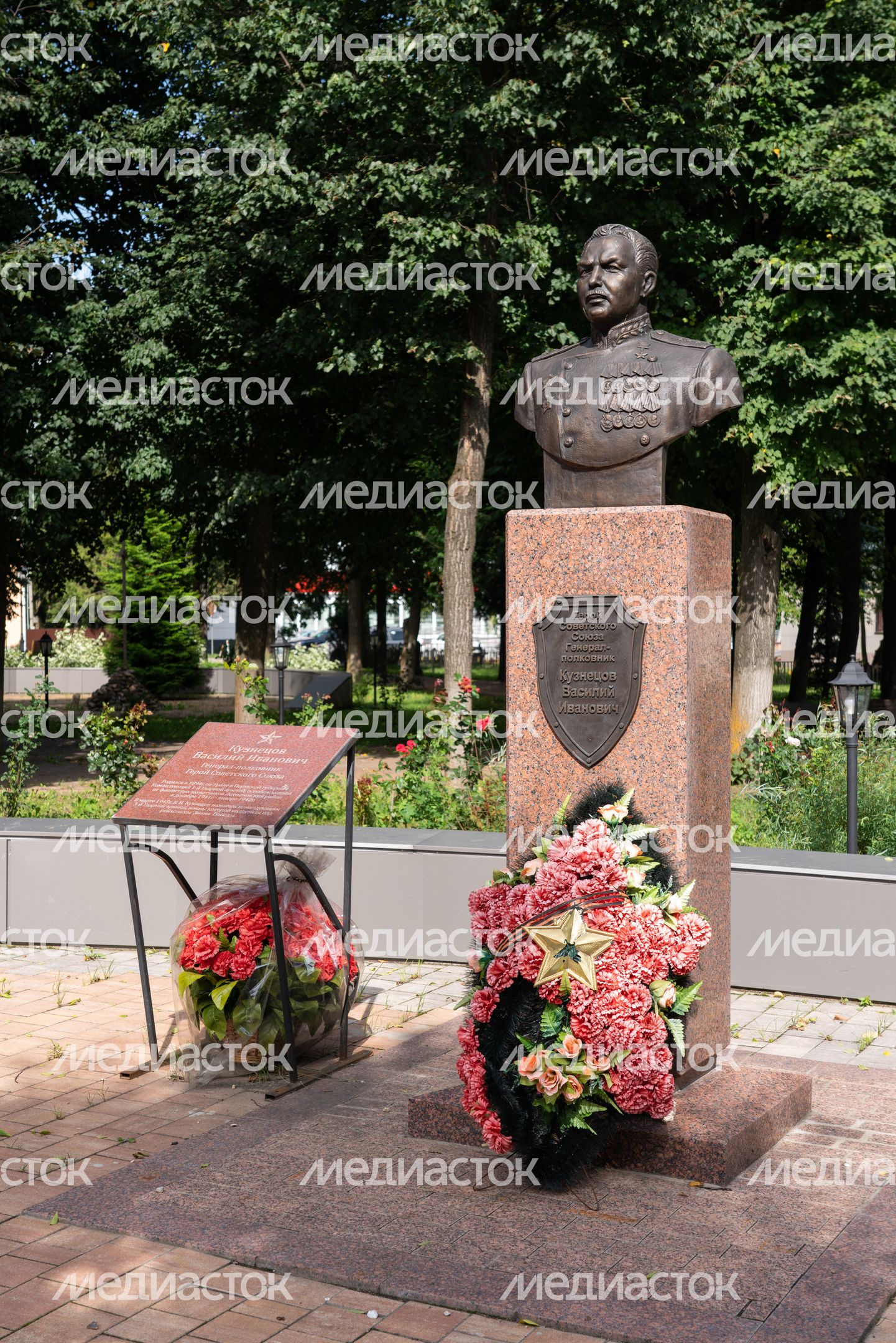 Лотошино. Меориальный комплекс. Сквер Победы «Освобождение» Лотошино. Меориальный комплекс. Сквер Победы «Освобождение»