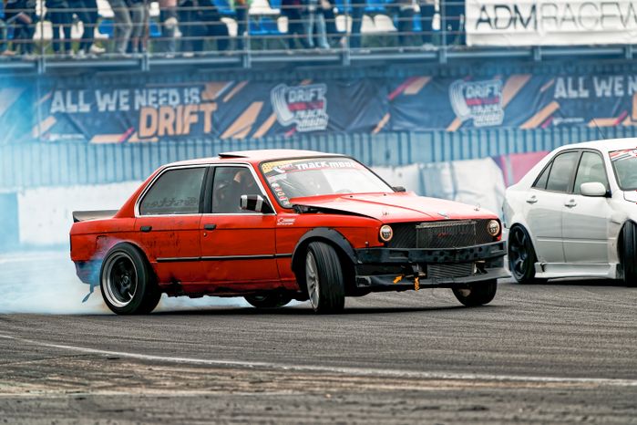 Гонка автомобилей на дрифт-фестивале скорости и драйва Drift Expo Track Mode 2025