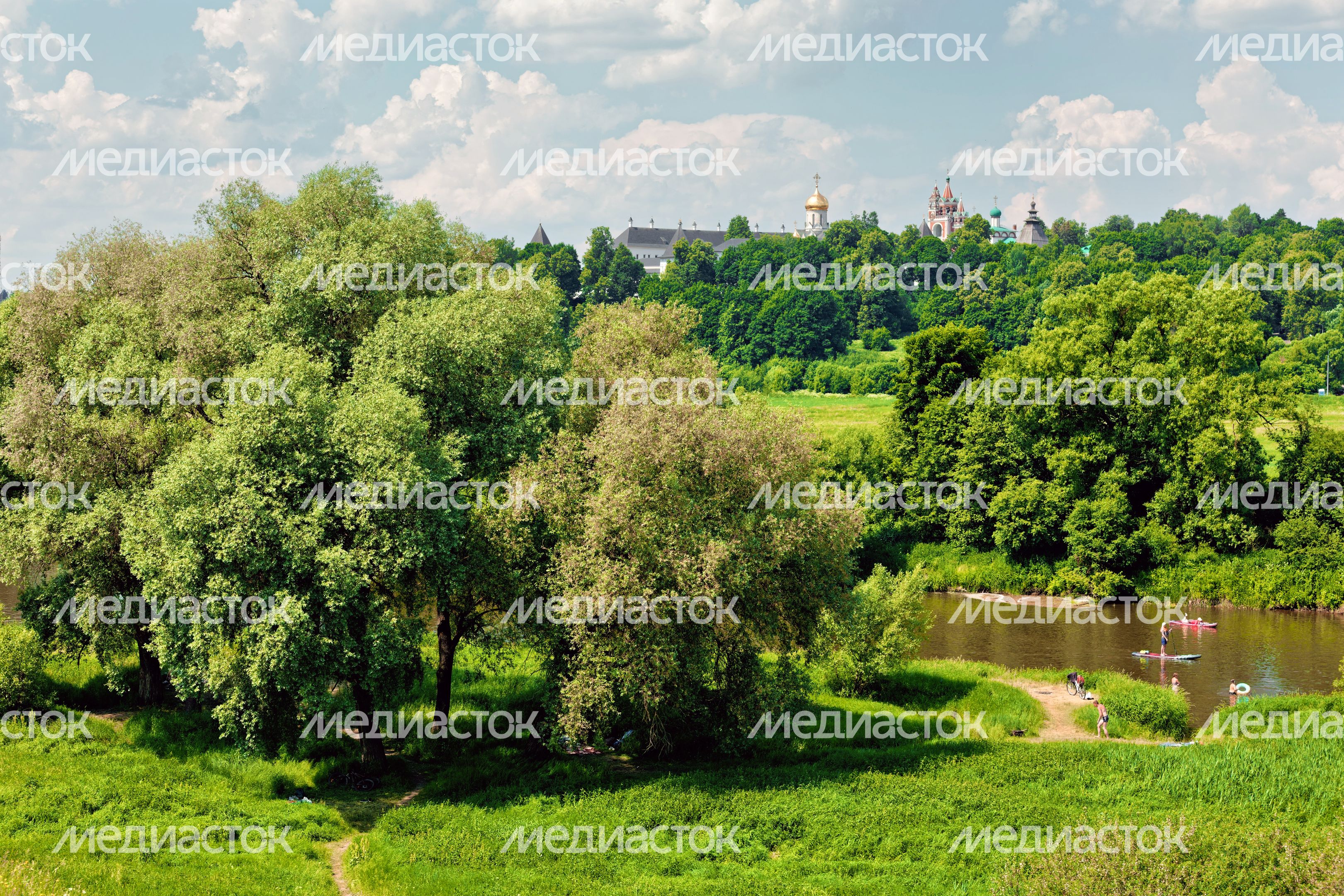 Массовый заплыв на 6 км по Москве-реке на сапах, каяках и байдарках в День России в Звенигороде Одинцовского округа Массовый заплыв на 6 км по Москве-реке на сапах, каяках и байдарках в День России в Звенигороде Одинцовского округа