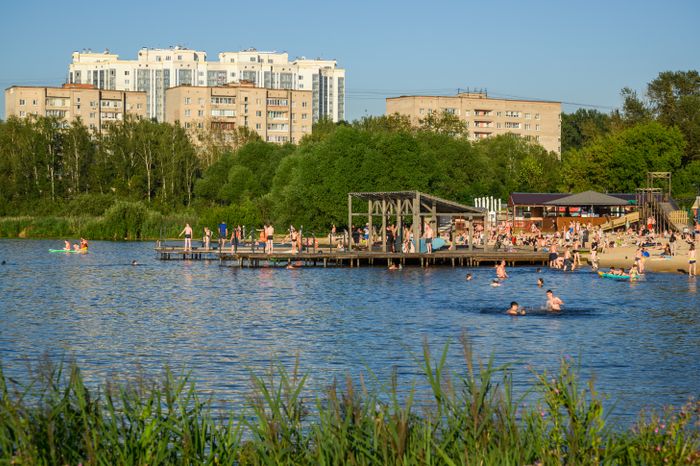 Городской пляж Солнечногорска на берегу озера Сенеж
