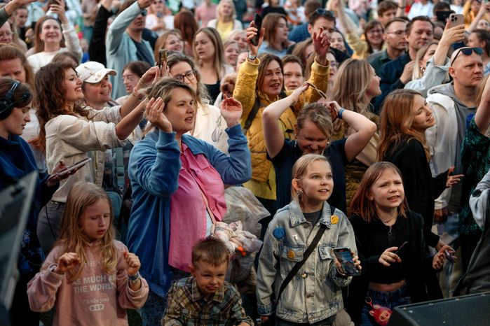 Зрители фестиваля «Каникулы» в музее-заповеднике «Горки Ленинские» Ленинского округа