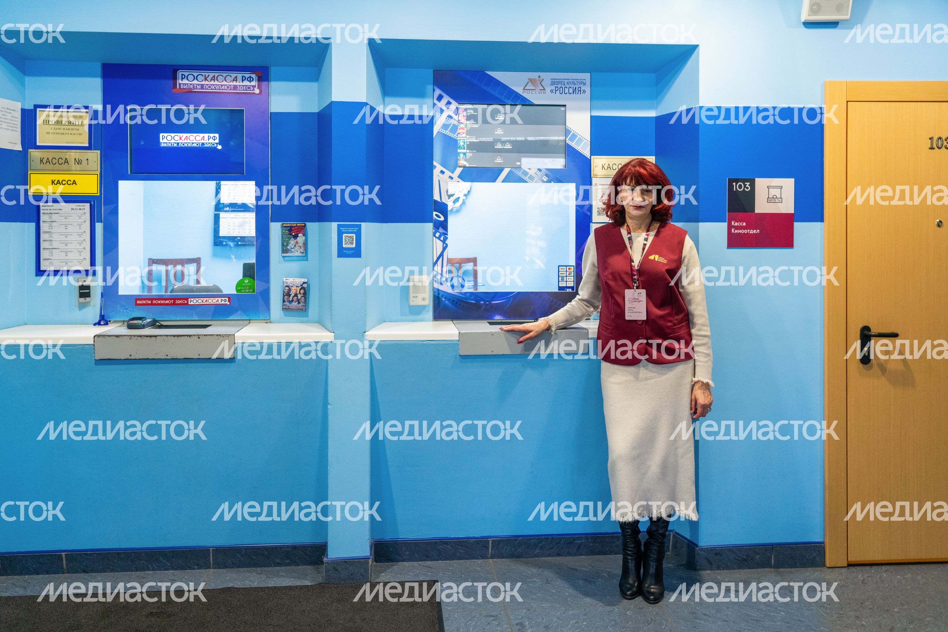 Униформа сотрудников Дворца культуры «Россия» в Серпухове оформлена в цветах проекта «Умный ДК» Униформа сотрудников Дворца культуры «Россия» в Серпухове оформлена в цветах проекта «Умный ДК»