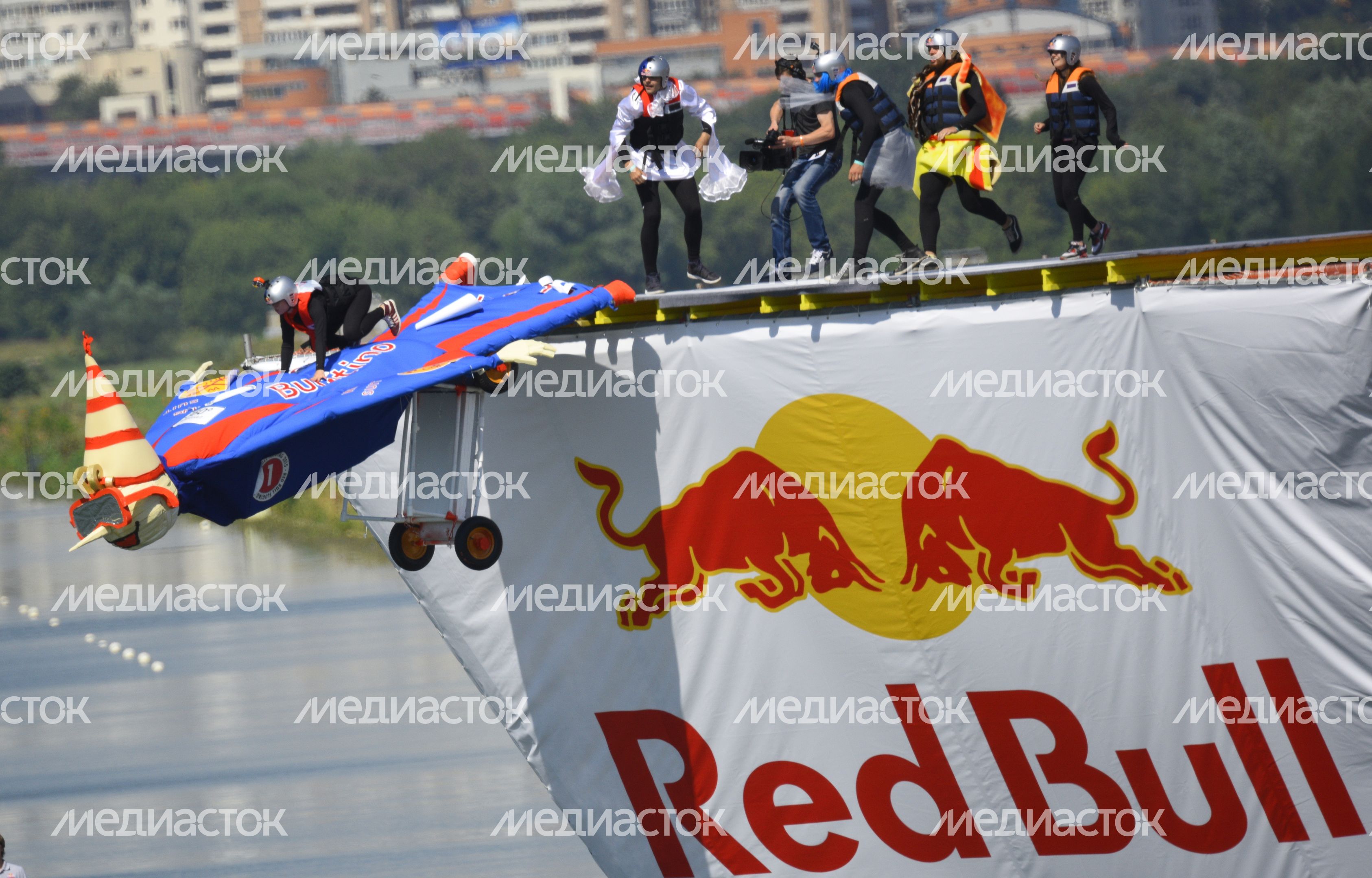 Фестиваль самодельных летательных аппаратов Red Bull Flugtag 2015